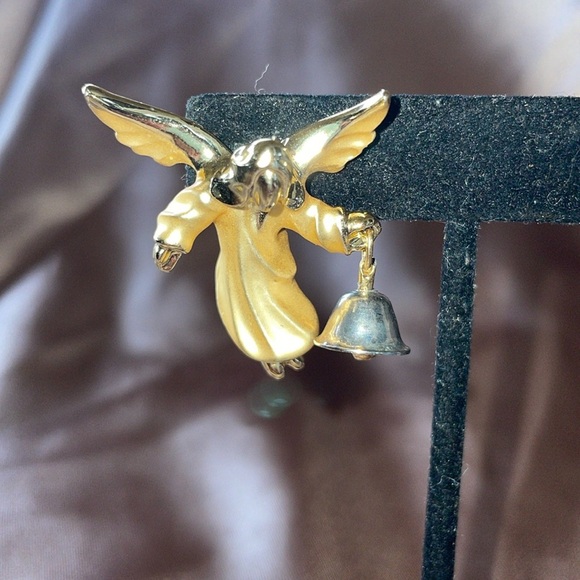 Vintage Louis Giusti “Gigi” Angelica Angel with Bell Brushed Gold Pin or Brooch - Picture 2 of 6